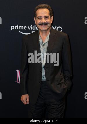 New York, USA. 02.. Juni 2022. Tony Shalhoub nimmt am 2. Juni 2022 an der wunderbaren Mrs. Maisel Emmys FYC in den Steiner Studios in New York Teil. (Foto von Lev Radin/Sipa USA) Quelle: SIPA USA/Alamy Live News Stockfoto