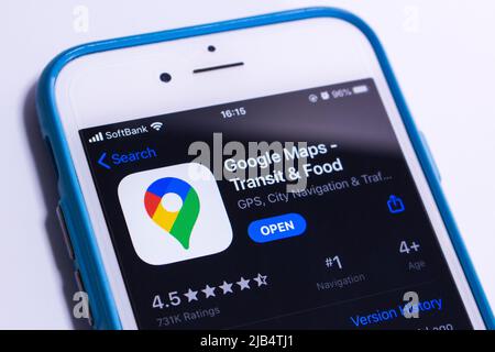 Kumamoto, Japan - Feb 7 2020 : Google Maps App mit brandneuem Logo im App Store auf dem iPhone. Das Logo wurde am 15.. Geburtstag im Jahr 2020 neu gestaltet Stockfoto