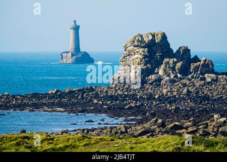 Atlantikküste in Landunvez mit Blick auf den Leuchtturm Phare du chenal du Four, Pays des Abers, Department Finistere Penn ar Bed, Region Bretagne Stockfoto