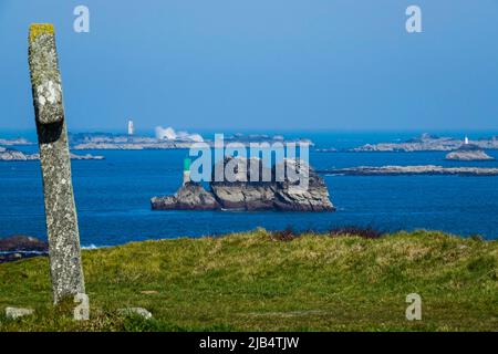 Atlantikküste in Landunvez in der Nähe der Kapelle Chapelle de Saint-Samson, hinter Leuchtturm Phare de Corn Carhai, Pays des Abers, Department Finistere Stockfoto