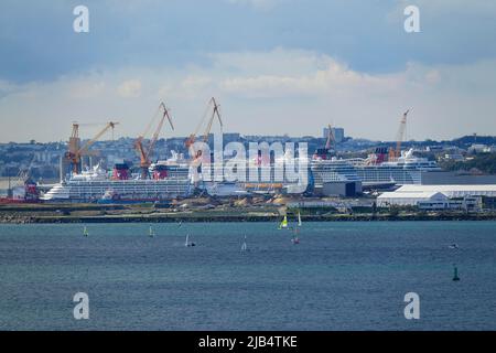 Disney Cruise Line's Disney Dream, Disney Magic und Disney Fantasy Schiffe auf der Damens Schiffsreparaturwerft im Hafen von Brest während der Corona Stockfoto