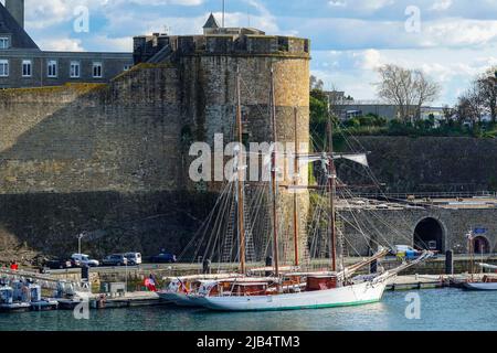 Festung Chateau de Brest, in ihr National Naval Museum an der Mündung des Penfeld Flusses in der Bucht von Brest, davor die Schwesterschiffe Stockfoto