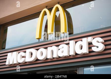 Barcelona, Spanien - 9. Mai 2022. McDonald's Restaurant. McDonald's ist ein amerikanisches Fast-Food-Unternehmen Stockfoto