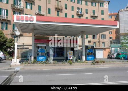 Savona, Italien - 4. Mai 2022: Esso Tankstelle.. Esso ist ein Handelsname für ExxonMobil. Stockfoto