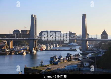 Blick auf den Penfeld, die Pont de Recouvrance-Liftbrücke und das Schloss vom Kultur- und Geschäftszentrum der Atelés des Capucins im Stockfoto