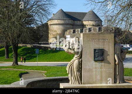 Festung Chateau de Brest, innerhalb es National Naval Museum an der Mündung des Penfeld River in der Bucht von Brest, Monument to Composer und Rear Stockfoto