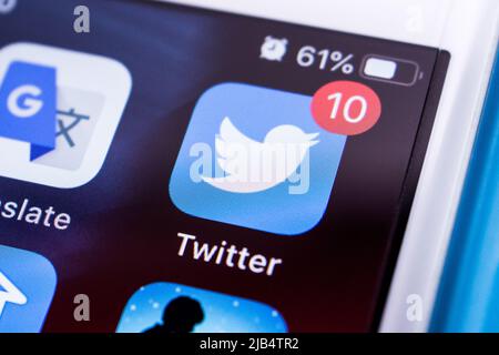 Twitter-App mit Abzeichen 10 auf einem iPhone. Twitter ist ein amerikanisches Microblogging & SNS, auf dem Nutzer Nachrichten posten und mit ihnen interagieren, die als „Tweets“ bekannt sind. Stockfoto