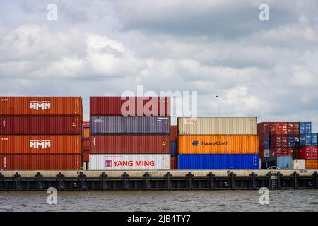 Holländischer Containerhafen im Rhein-Maas-Delta zwischen Rotterdam und Dordrecht, Niederlande am 26. Mai 2022. Stockfoto