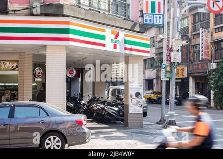 Taipei, Taiwan - 17 2019. Dezember: 7-11, Convenience Store-Kette in Taiwan von President Chain Store Corp unter Uni-President Enterprises, in der Innenstadt Stockfoto