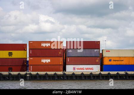 Holländischer Containerhafen im Rhein-Maas-Delta zwischen Rotterdam und Dordrecht, Niederlande am 26. Mai 2022. Stockfoto