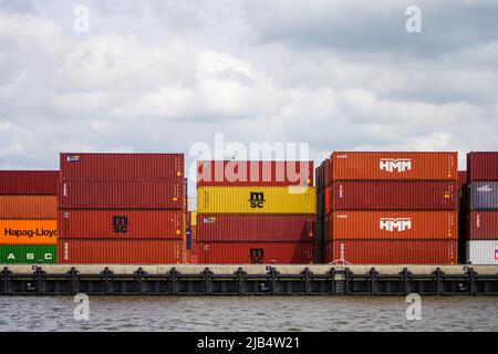 Holländischer Containerhafen im Rhein-Maas-Delta zwischen Rotterdam und Dordrecht, Niederlande am 26. Mai 2022. Stockfoto