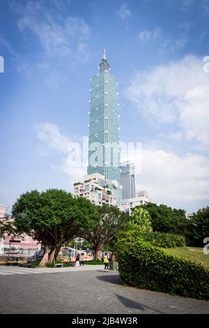 Taipei, Taiwan - 17 2019. Dez: Taipei 101 an sonnigen Tagen. Es wurde bis zur Fertigstellung des Burj Khalifa in Dubai 2010 als das höchste der Welt eingestuft. Stockfoto