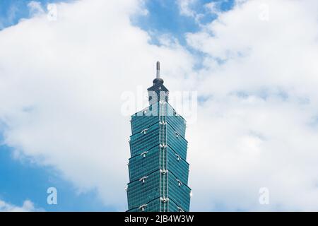 Taipei, Taiwan - 17 2019. Dez: Taipei 101 an sonnigen Tagen. Es wurde bis zur Fertigstellung des Burj Khalifa in Dubai 2010 als das höchste der Welt eingestuft. Stockfoto