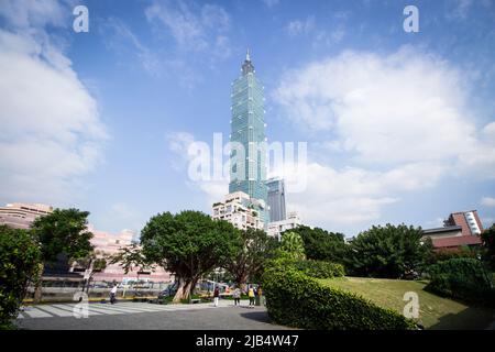 Taipei, Taiwan - 17 2019. Dez: Taipei 101 an sonnigen Tagen. Es wurde bis zur Fertigstellung des Burj Khalifa in Dubai 2010 als das höchste der Welt eingestuft. Stockfoto