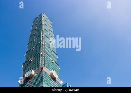 Taipei, Taiwan - 17 2019. Dez: Taipei 101 an sonnigen Tagen. Es wurde bis zur Fertigstellung des Burj Khalifa in Dubai 2010 als das höchste der Welt eingestuft. Stockfoto