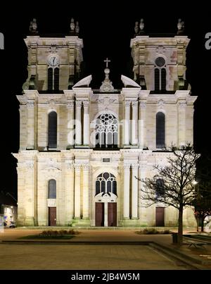 Hauptfassade barocke Stiftskirche Eglise Notre Dame bei Nacht, Vitry-le-Francois, Marne Department, Grand Est Region, Frankreich Stockfoto
