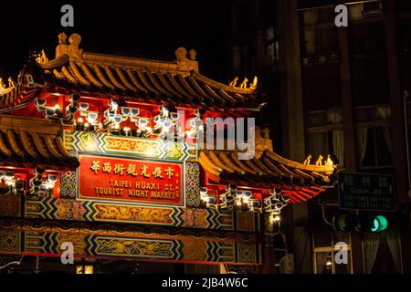 Taipei, Taiwan - 17 2019. Dezember: Tor zum Huaxi Street Tourist Night Market, touristischer Nachtmarkt in Taipei seit mehr als 50 Jahren Geschichte, im Winter. Stockfoto