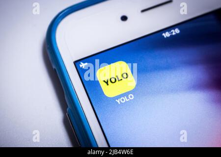 Kumamoto, Japan - Jan 14 2020: YOLO Anonyme Fragen des französischen Start-up Poppshow, Inc auf dem iPhone. Es wird von der Snap Kit (Snapchat)-Plattform entwickelt Stockfoto