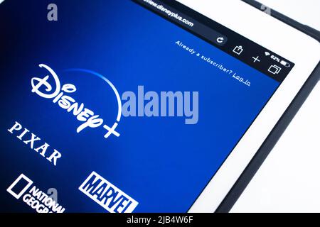 Disney+ (Disney Plus) Webseite auf dem iPad. Disney+ ist ein Video-on-Demand-Streaming-Service für US-Abonnements durch die DTCI-Abteilung der Walt Disney Co Stockfoto