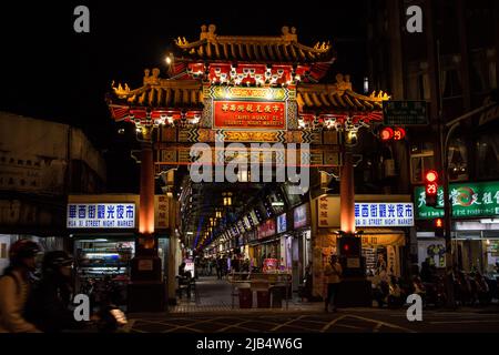 Taipei, Taiwan - 17 2019. Dezember: Tor zum Huaxi Street Tourist Night Market, touristischer Nachtmarkt in Taipei seit mehr als 50 Jahren Geschichte, im Winter. Stockfoto