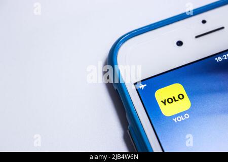 Kumamoto, Japan - Jan 14 2020: YOLO Anonyme Fragen des französischen Start-up Poppshow, Inc auf dem iPhone. Es wird von der Snap Kit (Snapchat)-Plattform entwickelt Stockfoto