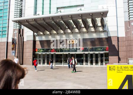 Taipei, Taiwan - Dez 17 2019 : Eingang von Taipei 101, einem superhohen Wolkenkratzer von C.Y. Lee & C.P. Wang in Xinyi, Taipei, Taiwan, an sonnigen Tagen. Stockfoto