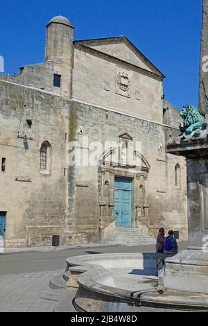 Place de la Republique mit der ehemaligen Kirche Sainte Anne d'Arles, Arles, Departement Bouches-du-Rhone, Region Provence Alpes Cote d'Azur, Frankreich Stockfoto