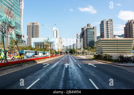 Taipei, Taiwan - Dez 17 2019 : Abschnitt 5, Xinyi Road vor Taipei 101 an sonnigen Tagen. Es gibt Taipei 101 Turm, Metro Eingang und Autos im Bild Stockfoto