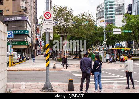 Taipei, Taiwan - 18 2019. Dez.: Stadtbild der Innenstadt von Taipei, Wanhua-Viertel bei bewölktem Tag. Die Fußgänger im Bild warten am Fußgängerübergang Stockfoto