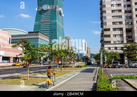 Taipei, Taiwan - Dez 17 2019 : die Sektion 5, Xinyi Road vor Taipei 101 an sonnigen Tagen. Es gibt Taipei 101 Turm, Autos und Bauelemente in Bild. Stockfoto