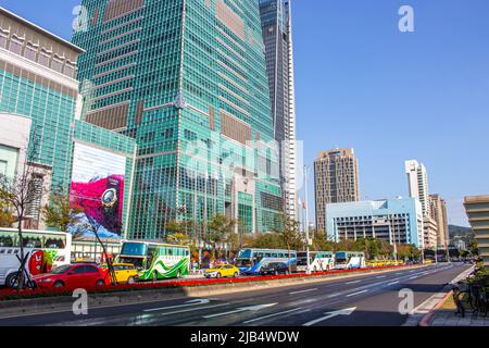 Taipei, Taiwan - Dez 17 2019 : die Sektion 5, Xinyi Road vor Taipei 101 an sonnigen Tagen. Es gibt Taipei 101 Turm, Autos und Bauelemente in Bild. Stockfoto