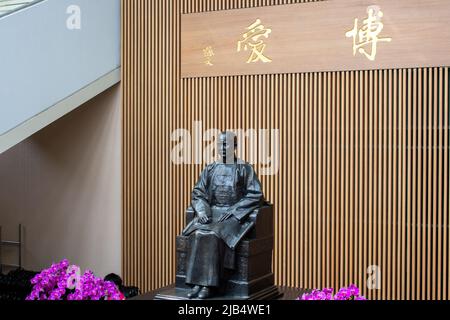 Taipei, Taiwan - Dez 20 2019 : die Bronzestatue von Sun Yat Sen im National Palace Museum. Übersetzung : Philanthropie Stockfoto