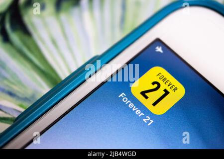 Forever 21 App, ein US-amerikanischer Schnellmodehändler mit Sitz in LA, Kalifornien, auf iOS. Forever 21 ist bekannt für seine modischen und trendigen Angebote und niedrigen Preisen Stockfoto