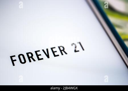 Forever 21 Logo, ein US-amerikanischer Schnellmodehändler mit Sitz in Los Angeles, auf iOS. Forever 21 ist bekannt für seine modischen und trendigen Angebote und niedrigen Preisen Stockfoto