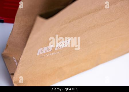 Kumamoto, Japan - Jul 29 2020 : Markenlogo von UNIQLO, gedruckt auf brauner Papier-Einkaufstasche. LifeWear ist das Produktkonzept von UNIQLO. Stockfoto