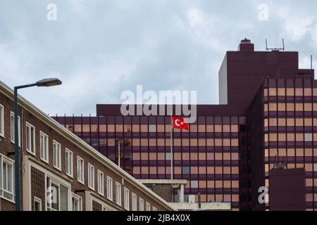 Die türkische Flagge fliegt am 25. Mai 2022 auf dem Dach des türkischen Generalkonsulats in Rotterdam, Niederlande. Stockfoto