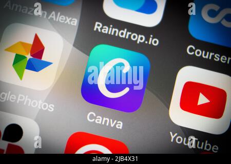 Canva App, eine grafische Design-Plattform, die es Benutzern ermöglicht, Social-Media-Grafiken, Präsentationen, Poster und andere visuelle Inhalte auf dem iPhone zu erstellen. Stockfoto