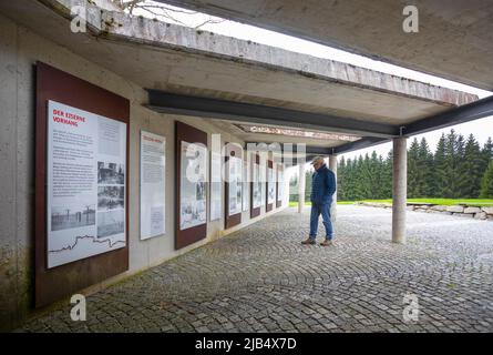 Wanderer vor den Informationstafeln der Gedenkstätte Eiserner Vorhang am Grenzübergang Guglwald, Region Mühlviertel, Oberösterreich, Österreich Stockfoto