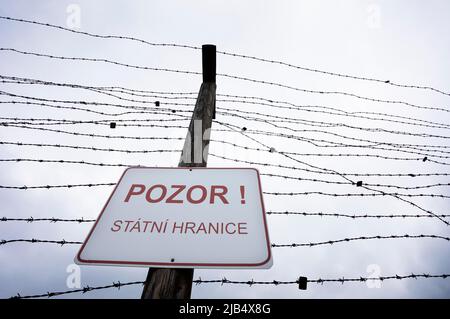 Stacheldrahtzaun an der Gedenkstätte Eiserner Vorhang am Grenzübergang Guglwald, Region Mühlviertel, Oberösterreich, Österreich Stockfoto