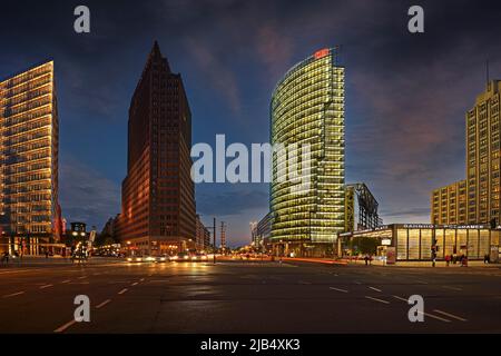 Gebäude des Daimler Benz Areals links und Bahntower und Beisheim-Center rechts am Abend am Potsdamer Platz, Berlin Mitte Stockfoto