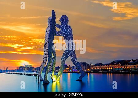 Molecule Men, 30 Meter hohes Aluminiumkunstwerk, Bildhauer Jonathan Borofsky, steht bei Sonnenuntergang in der Spree, Berlin, Deutschland Stockfoto