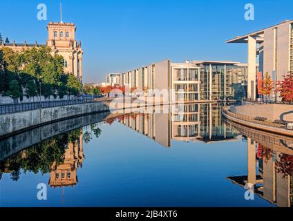 Reichstag, Paul-Loebe-Haus und Marie-Elisabeth-Lueders-Haus, reflektiert in der Spree bei Sonnenaufgang, Berlin, Deutschland Stockfoto