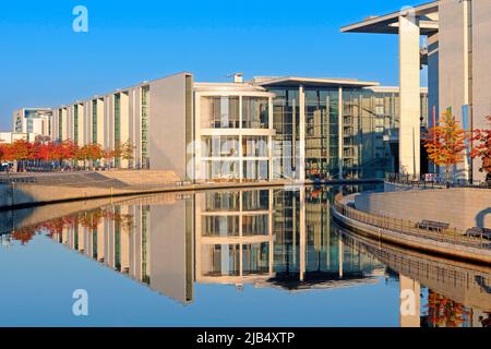 Paul-Loebe-Haus und Marie-Elisabeth-Lüders-Haus, reflektiert in der Spree bei Sonnenaufgang, Berlin, Deutschland Stockfoto