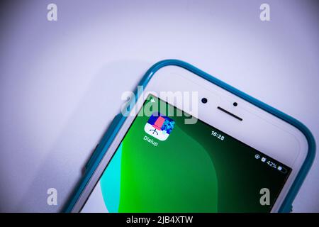 Kumamoto, Japan - Mai 14 2020 : Nahaufnahme der Dialup-App, einer Voice-Chat-App, die Nutzer auf dem iPhone friedlich mit den Menschen verbindet Stockfoto