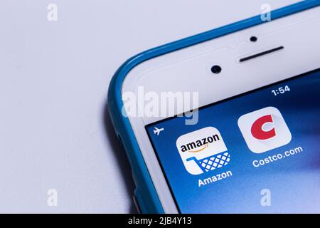 Kumamoto, Japan - Dez 19 2019 : Amazon & Costco auf dem iPhone. Costco ist ein US-amerikanisches Unternehmen, das eine Kette von Lagerclubs betreibt, die nur Mitglieder sind Stockfoto