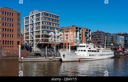 Sandtorhafen mit dem traditionellen Schiffshafen am Sandtorkai, Hamburg, Deutschland Stockfoto