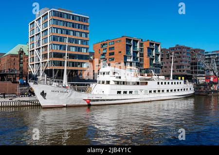 Sandtorhafen mit dem traditionellen Schiffshafen am Sandtorkai, Hamburg, Deutschland Stockfoto