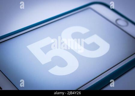 Kumamoto, Japan - 21 2020. Mai: 5G auf dem iPhone-Bildschirm auf weißem Hintergrund. Stockfoto