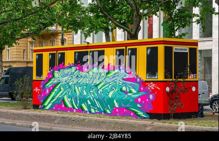 All We Wrote, 50 Jahre Graffiti-Kultur, Guide Tour am Kudamm, Künstler bei der Arbeit an ihren Projekten, Deutschland Stockfoto