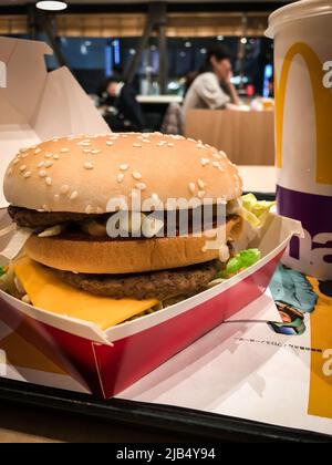 Kumamoto, Japan - Mar 6, 2020 : Nahaufnahme des Big-Mac-Menüs auf dem Tablett, McDonald's-Restaurant, Japan. Stockfoto